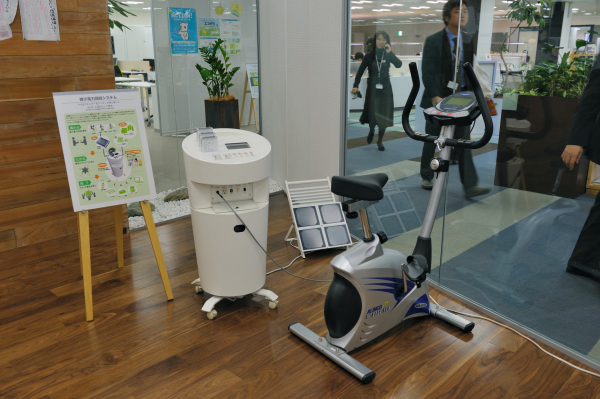 メタボ解消の強い味方、ではなくペダルを踏めば踏んだだけ発電できるフィットネスマシン（？）。こちらはまだ試験開発段階