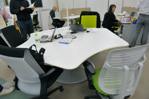 変型天板を採用したデスク。3人で利用するため、ひとりあたり120度を占有。有効利用できる面積が広いことから、書類を広げたりする際には使い勝手がいい