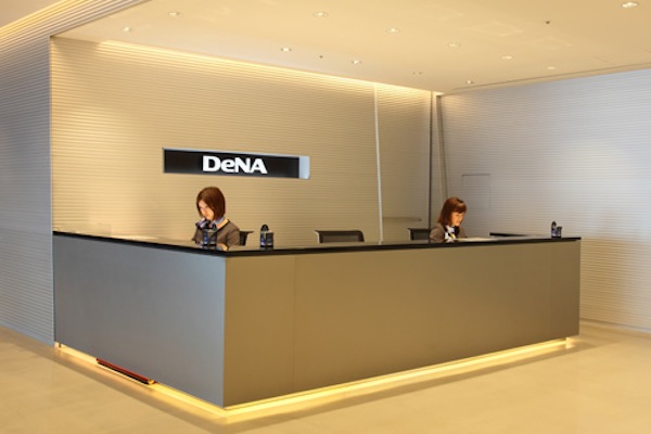 配管むき出しの高い天井に、21階ならではの開けた眺め。ここは広々としたエントランス。シックで落ち着いたインテリアも気持ちがいい