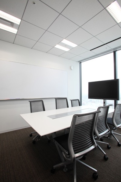 標準的なミーティングルーム「D05」。ここからの眺めも壮観。見慣れた風景も、この高さから目にすると違ったものに見えてくる