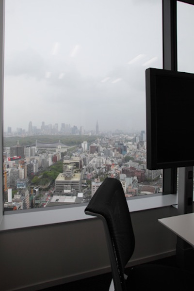 標準的なミーティングルーム「D05」。ここからの眺めも壮観。見慣れた風景も、この高さから目にすると違ったものに見えてくる