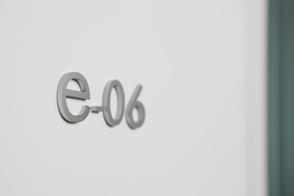 ミーティングルームにつけられた「D」「e」「N」「A」といった文字は、言うまでもなく「DeNA」のアルファベット