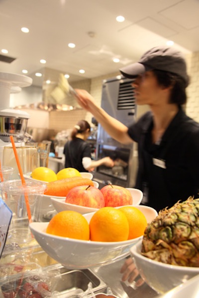 全140席を備える社内の「Sakura Cafe」。ここでの支払いは、PASMO（パスモ）かSuica（スイカ）にて。5月からはランチが無料になる。「Sakura」とはDeNAがはじめて黒字化したときに、創業者の南場氏が飼い始めた柴犬の名前。カフェの名前は社内公募で決定した