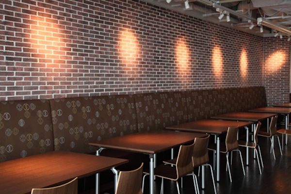 このリラックス空間で、肩の力を抜いて仕事にいそしむ社員の姿もちらほら。もちろん、ここにはWi-Fiも完備