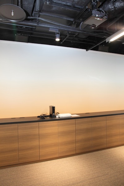 プレイステーション、Wiiなど、さまざまなゲーム機が並んだ通称「ピコピコエリア」。ゲームを楽しんでいる人だけに音声が向かうように、超指向性スピーカーを配備。おかげで周辺にはほとんど音はもれない