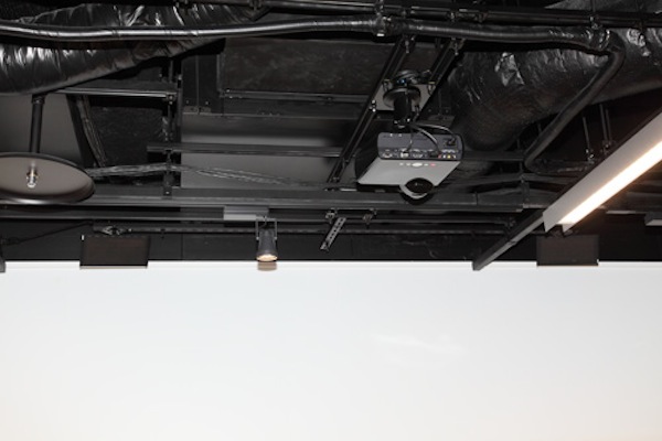 プレイステーション、Wiiなど、さまざまなゲーム機が並んだ通称「ピコピコエリア」。ゲームを楽しんでいる人だけに音声が向かうように、超指向性スピーカーを配備。おかげで周辺にはほとんど音はもれない