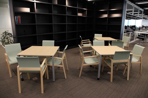 ここにも気軽にミーティングに入れるスペースを用意。予定外のミーティングをサッと行う際に使用する