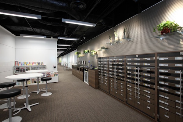 検証用の携帯端末がズラリ。何台あるか正確にはわからないが、ざっと200機種以上はある