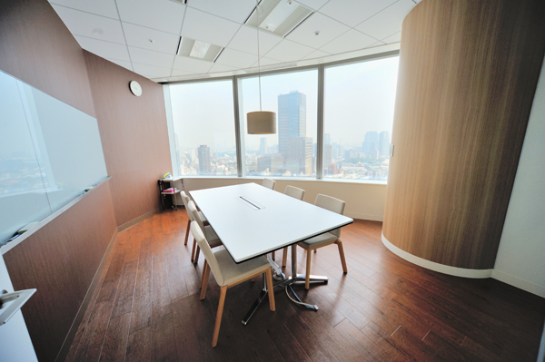 色とりどりのミーティングルーム。それぞれのドアには、マンガのフキダシのような窓があるのが楽しい。