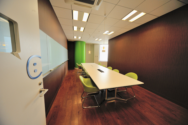 色とりどりのミーティングルーム。それぞれのドアには、マンガのフキダシのような窓があるのが楽しい