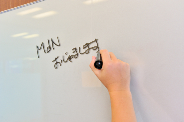 いずれのミーティングルームにも、壁一面にホワイトボード。思いついたアイデアを、すぐさま書き出せて便利