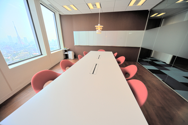 東京タワーが、真正面から目に飛び込んでくるMeeting room Aは、なかなか予約がとれないとか。一番人気なのではなく「A」から始まる部屋だから予約が埋まりやすいだけ？　との噂も