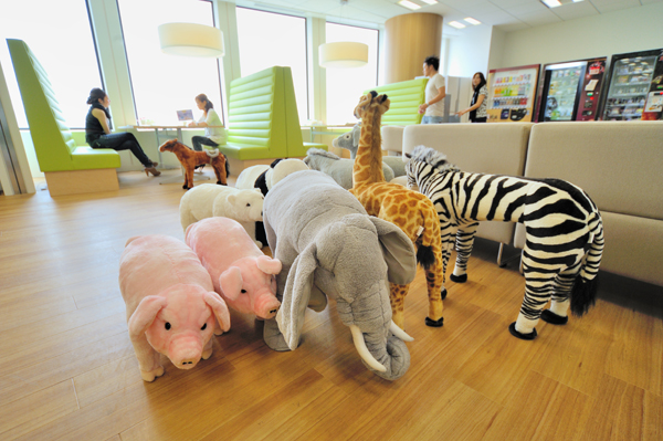 社内に放牧されている動物たち。パンダ、ブタ、シロクマ、キリン。その数75頭。癒し系のぬいぐるみかと思いきや、実はイス。その背中に腰を下ろせば、いつでもどこでも臨時のミーティングがスタート。