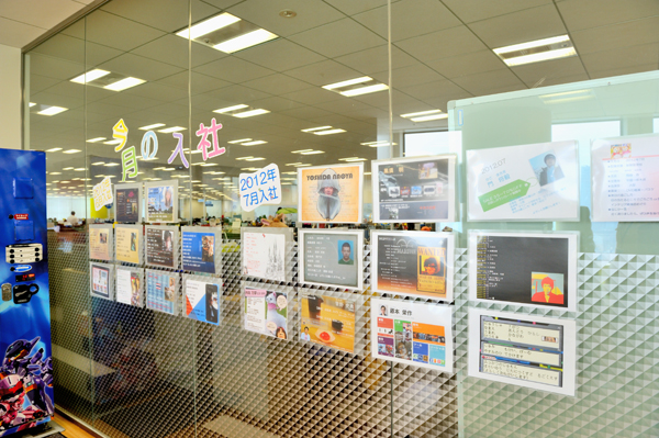 「今月の入社」コーナー。毎月20人以上いる新入社員の顔写真とプロフィールが並ぶ。新入社員が、社内にスムーズに溶け込むための取り組みのひとつ