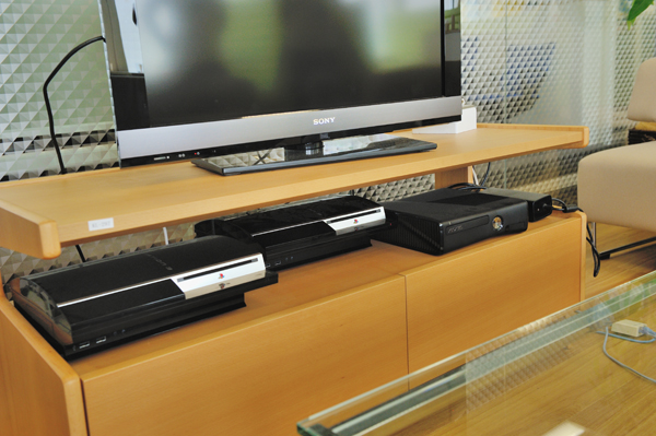 XBOX360に、PS3が2台。ソーシャルゲームの世界を牽引するために、さまざまなゲームの研究には余念がない