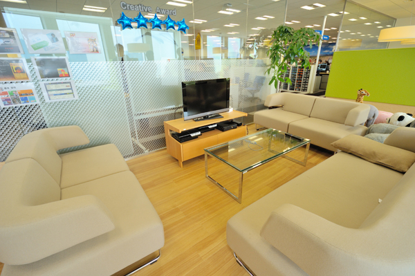 XBOX360に、PS3が2台。ソーシャルゲームの世界を牽引するために、さまざまなゲームの研究には余念がない。