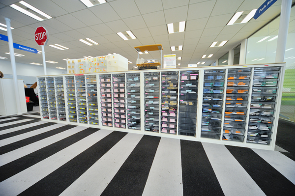 検証用の携帯電話やスマートフォンなど、あらゆるモバイル端末が並ぶラック。端末によって挙動が変わらないかチェックするため、新たに発売された端末は、積極的に購入しているそうだ