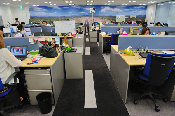 執務室の壁に大写しにされた写真は、フロンティア精神のあらわれ。常に一カ所に留まることなく、新たな領域に足を踏み入れながら、ビジネスを開拓してきたKLabらしさを象徴している。