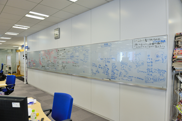 執務室の壁一面に設置された大型のホワイトボード。思い立ったらすぐにミーティングをスタートできる