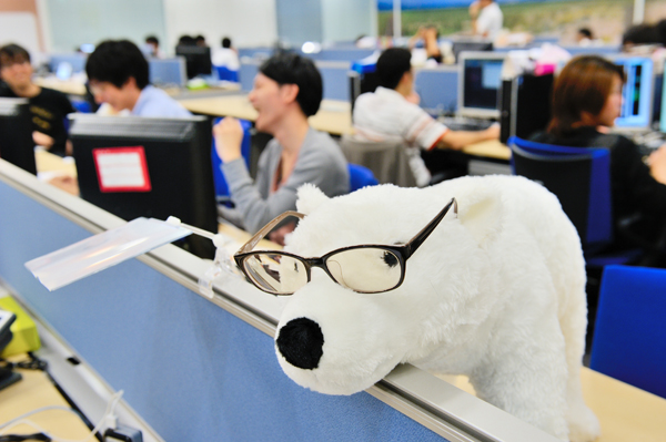 メガネをかけたクマ。イスの役割を越えて、社員にとってペットのような癒しの存在？　もともとは真田社長の家にあったこれらイスを見た社員が、オフィスに最適だと考えて導入したそうだ