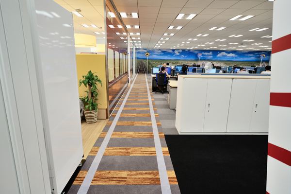 22階の執務室が「道」をテーマにしていたのに対して、20階は「鉄道」。線路はどこまでも伸びていく。20階の執務室は、7月半ばにオープンしたばかり。22階に比べてまだ人が少ないが、1～2ヶ月後にはほぼ埋まってしまうそうだ