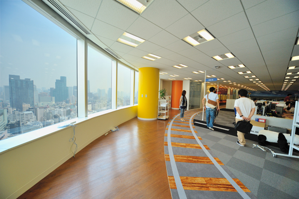 22階の執務室が「道」をテーマにしていたのに対して、20階は「鉄道」。線路はどこまでも伸びていく。20階の執務室は、7月半ばにオープンしたばかり。22階に比べてまだ人が少ないが、1～2ヶ月後にはほぼ埋まってしまうそうだ