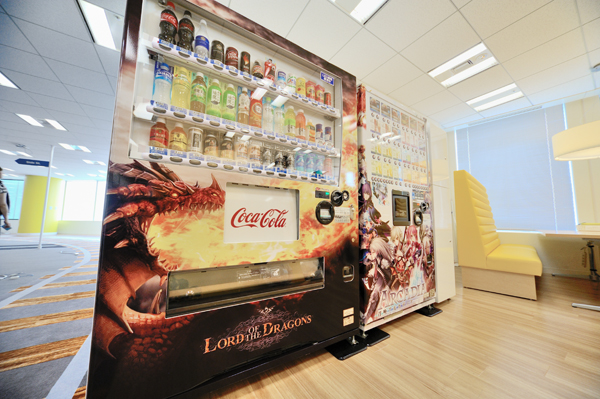 自動販売機にあしらわれた「召喚アルカディア」はKLabイチオシのオリジナルタイトルのひとつ