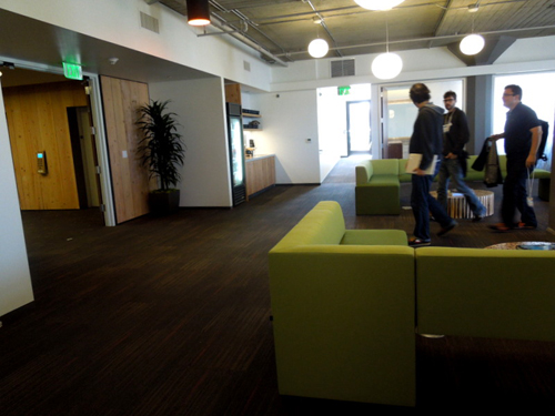 受付。カウンターはボウリング場のレーンでできている。ほかにも社内には、廃材などを利用したインテリアがいろいろある