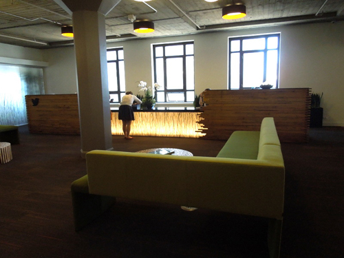 受付。カウンターはボウリング場のレーンでできている。ほかにも社内には、廃材などを利用したインテリアがいろいろある