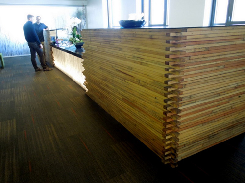 受付。カウンターはボウリング場のレーンでできている。ほかにも社内には、廃材などを利用したインテリアがいろいろある