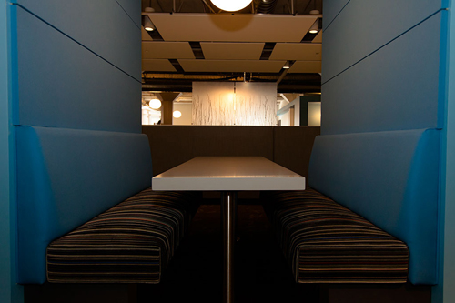 ちょっとしたミーティングに使用されるスペース。数人のスタッフで、機密事項ではないことを話し合う際や、デスク以外のスペースで気分転換をしながら業務に臨む際に、利用されている