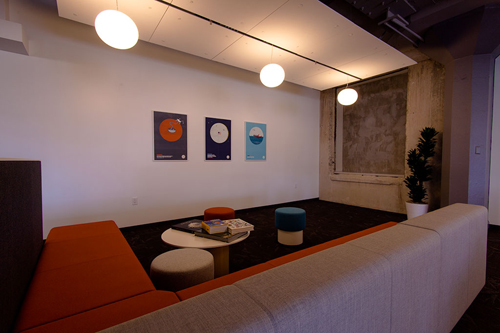 社内のオープンスペースには、アート作品が。このビルに元々あったものと、Twitterが持ち込んだものとが混在している