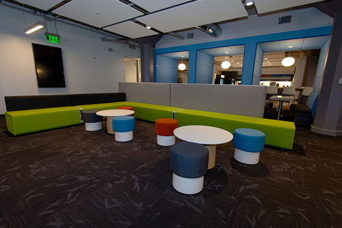 サッと集まってコミュニケーションをはかれる場所が、社内にはたくさんある。ここでのインテリアは、いずれも居心地が良く、目に楽しいものばかり