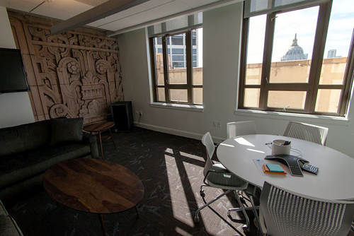 西海岸らしい、気持ちのいい外光が、たくさん差し込む会議室「Kiwi」