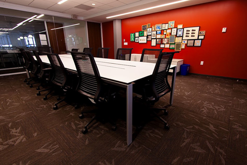 オフィスを彩るほとんどのアート作品は、サンフランシスコを拠点とする作家たちの手によるもの