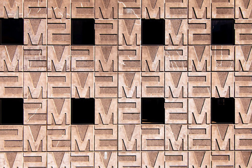 ビルの名前はMarket Square。ビルの壁には、Marketを表す「M」、Sauareを表す「2」