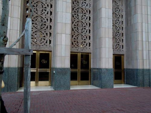 1937年に建てられた本社ビル。この歴史を感じさせるビルの、3フロアを使用している