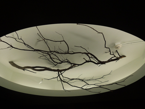 鳥をロゴにするTwitterの社内には、鳥が停まれそうな木があちらこちらに。これはエレベーターホールの照明部分