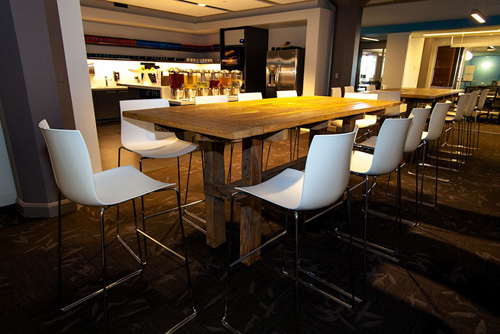 社内キッチンには、飲みものだけでなく、スナックも完備。ミーティングにも最適な場所だ