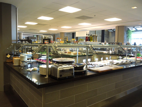 社内のカフェ。ここはサンドイッチコーナー。好みのパン、野菜、チーズ、ハムなどが自由に選べる。しかもすべて無料