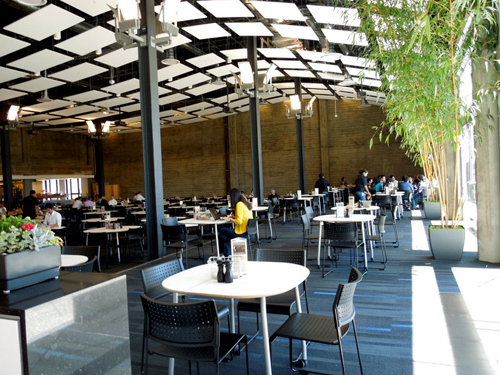 混み合う時間帯を過ぎたばかりの午後のカフェ。ラップトップを持ち込み、気分転換をしながら業務に没頭する人の姿も見られる。隔週で行われる全社ミーティングでも、会場はここ