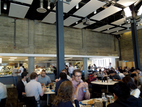 ランチタイム。仕事では、なかなか顔を合わせることがない他部署のスタッフとも、ここでは一緒に。社内カフェは、活発なコミュニケーションの場としても機能している