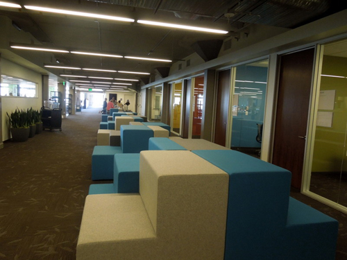 オフィスの廊下にレイアウトされたウレタン製のイス。ここに座って仕事をする人も少なくない。なお、このイスに限らず、Twitterのロゴにも使用されている「ブルー」はオフィスの至るところで目にできる