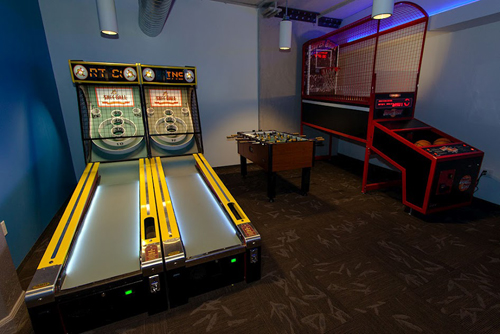 たくさんのエンジニアが在籍するフロアにあるレクリエーションルーム「Larry's Lounge」。ゲームに没頭する社員さんの目は、真剣そのもの