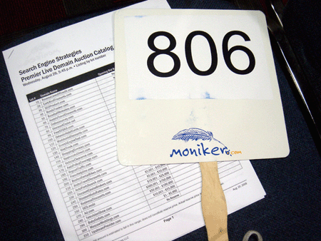 【3】オークションの参加者には、入札する際に使うプラカードと、オークションにかけられるドメインのリストが配られる