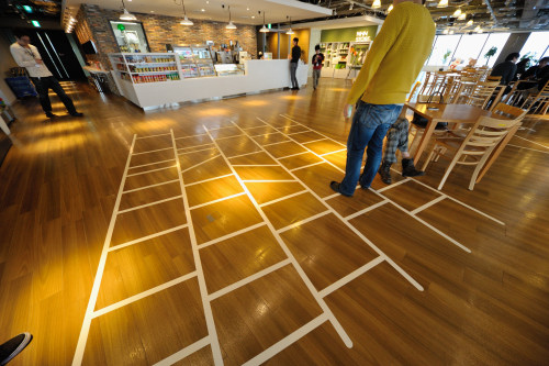 社内カフェのフロアに描かれた「あみだくじ」や「けんけんぱ」。時代の先を行くIT企業は、こういったアナログならではの遊び心を忘れない