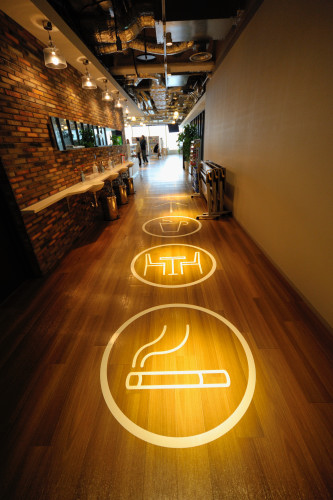 オフィス空間をユニークに彩るのは、床のいたるところに散りばめられたサイン。無駄を削ぎ落としたシャープなデザインが、IT企業にはふさわしい