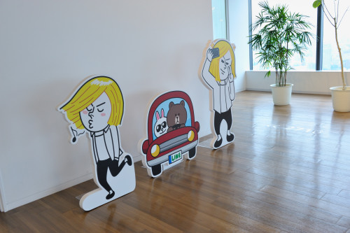 LINEで大人気のオリジナルキャラクターたち。丸い顔の「ムーン」、うさぎが「コニー」、くまが「ブラウン」、ブロンド男性が「ジェームス」