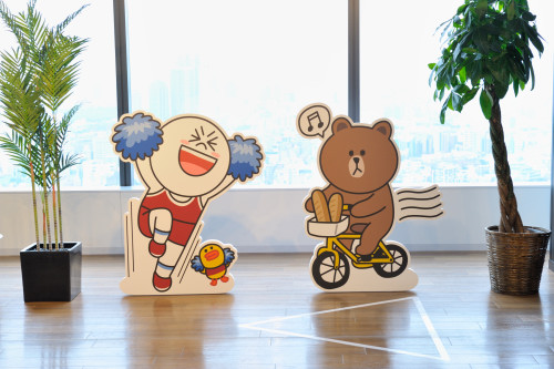 LINEで大人気のオリジナルキャラクターたち。丸い顔の「ムーン」、うさぎが「コニー」、くまが「ブラウン」、ブロンド男性が「ジェームス」