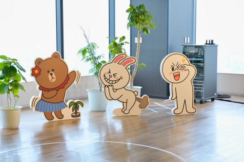 LINEで大人気のオリジナルキャラクターたち。丸い顔の「ムーン」、うさぎが「コニー」、くまが「ブラウン」、ブロンド男性が「ジェームス」